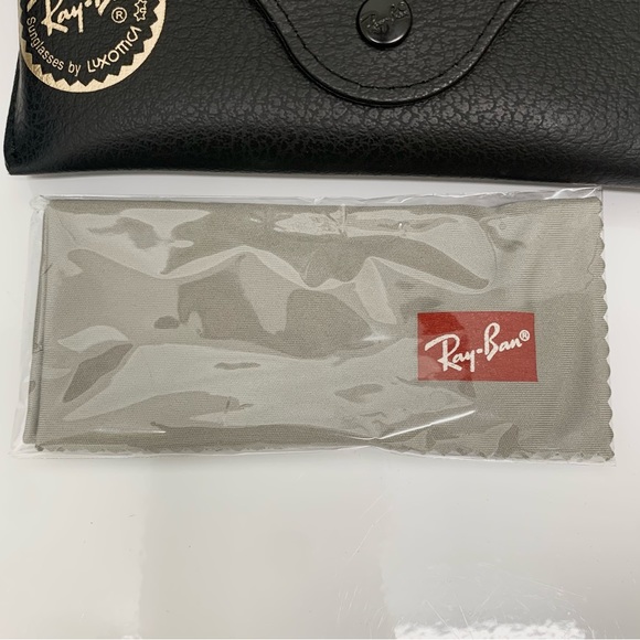 Ray Ban | Aviator Sunglasses Case in Pebbled Black with Cleaning Cloth - Picture 8 of 9